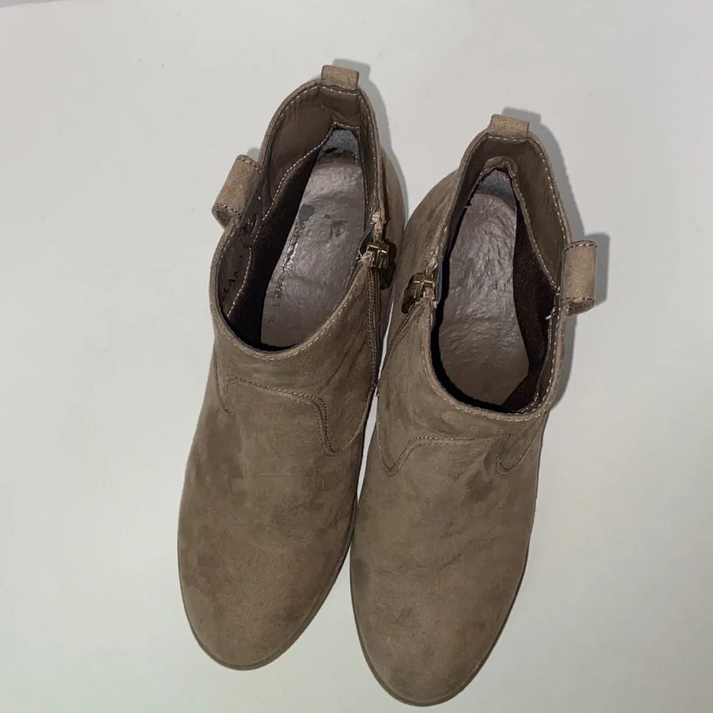 Chelsea Moreland Taupe Faux Suede Ankle Boot with inside Zipper Size 7 Medium